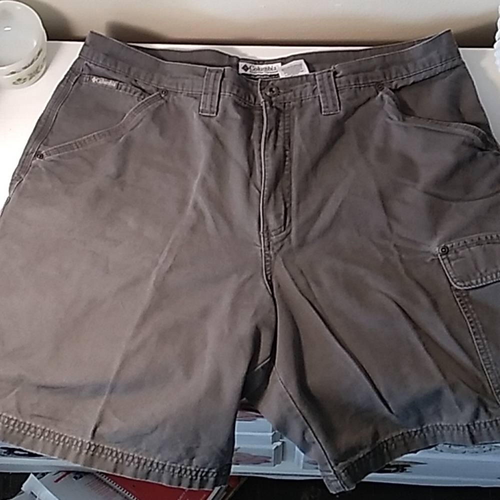 Columbia 38 mens gray cargo shorts